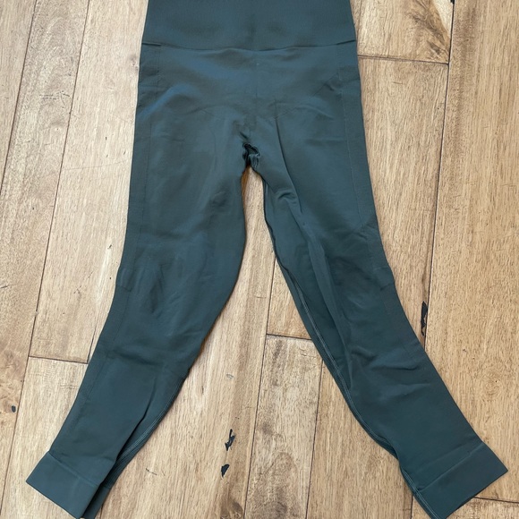 Lululemon workout pants. Hunter Green - Size 4 - Picture 2 of 3